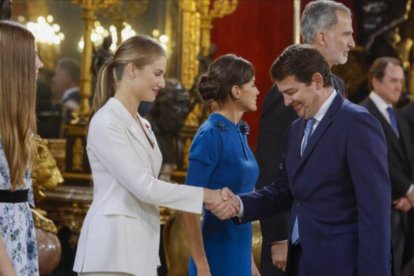 El presidente de Castilla y León saluda a la princesa Leonor en presencia de los Reyes