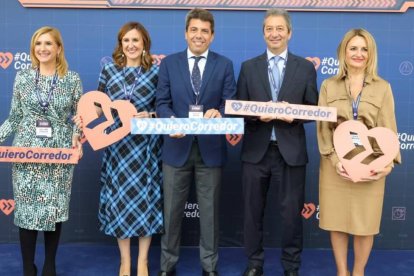 La alcaldesa de Valencia, María José Catalá, el president de la Generalitat, Carlos Mazón, el vicepresident de la Generalitat, Vicente Barrera, la consellera de Territorio, Salomé Pradas y la consellera de Turismo, Núria Montes, en el acto #QuieroCorredor