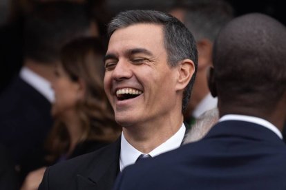 El presidente del Gobierno en funciones, Pedro Sánchez, ríe a su salida del acto de jura de la Constitución ante las Cortes Generales.