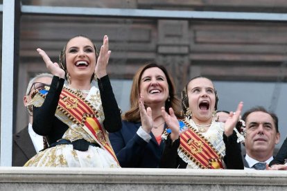 La alcaldesa María José Catalá con las falleras mayores durante una masclaetà.