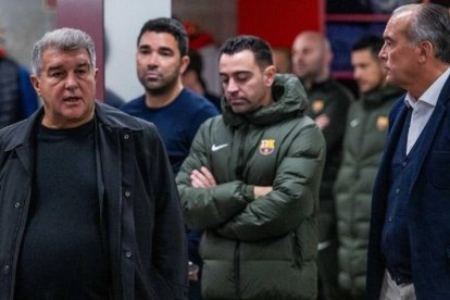 Laporta y Xavi Hernández, junto a los jugadores, en el vestuario del Barcelona.