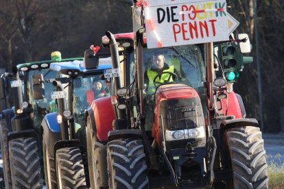 Agricultores alemanes protestan con sus tractores contra la decisión del Gobierno de Alemania de acabar con los subsidios al diésel.