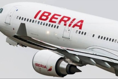 Avión de Iberia despegando.