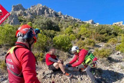 Momento en el que el corredor está siendo intervenido por los bomberos.