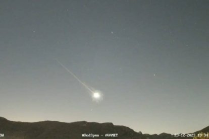 Una bola de fuego en el cielo nocturno de Barx, Valencia.