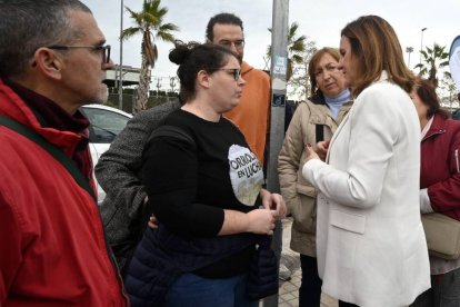 María José Catalá hablando con los vecinos del barrio de Orriols