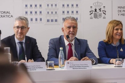 El ministro Ángel Víctor Torres acompañado del secretario de Estado Arcadi España y la delegada del Gobierno de la Comunidad Valenciana, Pilar Beernabé.