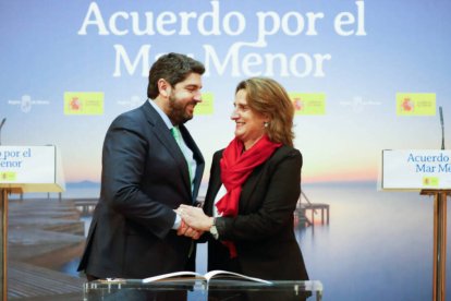 El presidente de la Región de Murcia, Fernando López Miras y la ministra para la Transición Ecológica, Teresa Ribera, se saludan durante la firma del protocolo sobre el Mar Menor.