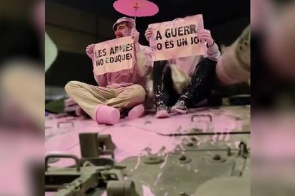 Antimilitares protestan contra la presencia del Ejército en Expojove manchando un tanque de pintura