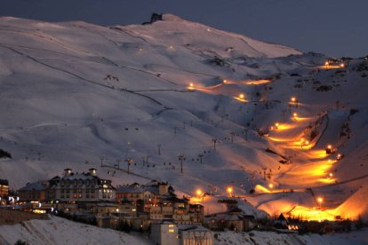 Estación de esquí de Sierra Nevada, en Granada, iluminada para practicar esquí nocturno.