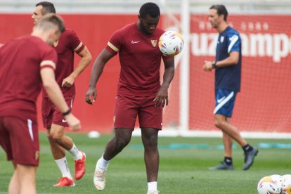 Joris Gnagnon, durante un entrenamiento con el Sevilla