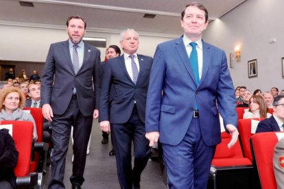 El presidente de la Junta de Castilla y León, Alfonso Fernández Mañueco, durante la toma de posesión del nuevo Delegado del Gobierno en la región, Nicanor Sen.