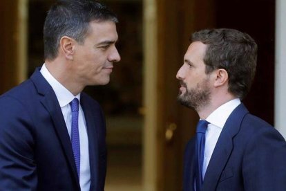 Casado y Sánchez, cara a cara, en su último encuentro en Moncloa