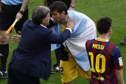 El 'Tata' Martino y Messi, durante la celebración colchonera