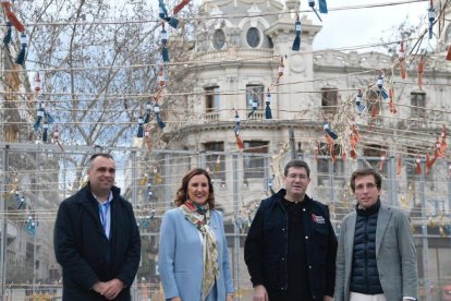 María José Catalá y José Luis Martínez-Almeida visitan el montaje de la mascletà por la pirotecnia Alpujarreña