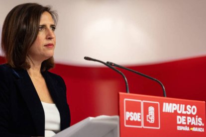 La portavoz del PSOE, Esther Peña, comparece en rueda de prensa en la sede de Ferraz