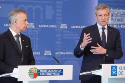 El lendakari Íñigo Urkullu y el presidente de la Xunta de Galicia y candidato a la reelección, Alfonso Rueda.