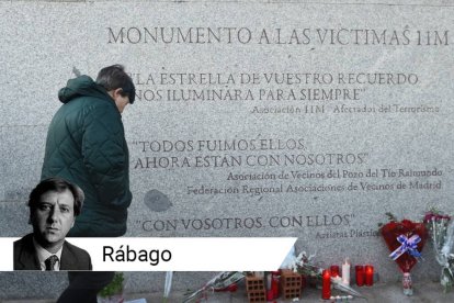 Una mujer durante una concentración de homenaje a las víctimas del atentado del 11M en su 20 aniversario.