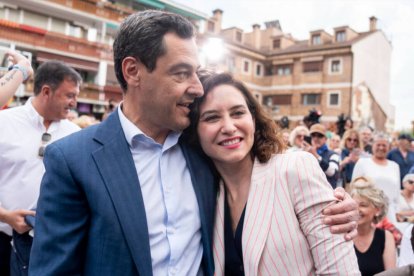 La presidenta de la Comunidad de Madrid, Isabel Díaz Ayuso, junto al presidente andaluz Juanma Moreno.