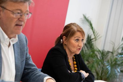 Inmaculada Rodríguez-Piñero, eurodiputada socialista acusada de cobrar irregularmente dietas debido a una incompatibilidad en sus cargos, junto al expresident de la Generalitat, Ximo Puig.