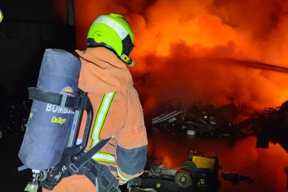 Bomberos actuando sobre el incendio de Quart de Poblet