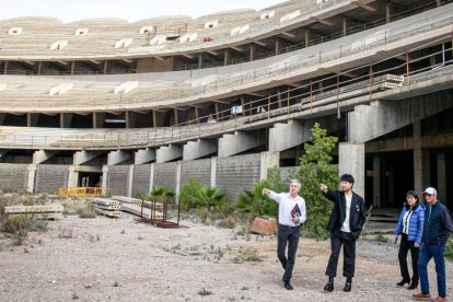 La presidenta del Valencia, Layhoon Chan, visita las obras del Nou Mestalla