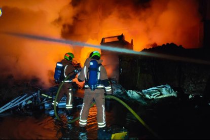 Incendio industrial en Quart de Poblet / Consorcio Provincial de Bomberos de Valencia.