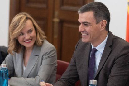 Pilar Alegría y Pedro Sánchez, presidiendo este martes el Consejo Escolar del Estado.