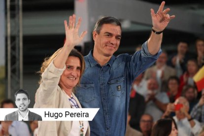 Pedro Sánchez junto a Teresa Ribera, la candidata del PSOE al 9J