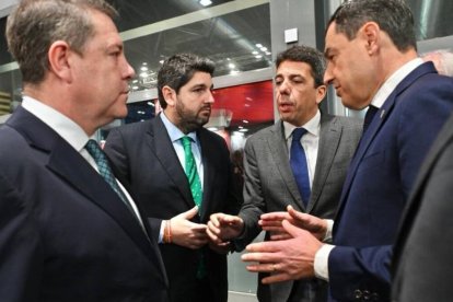 Los presidentes autonómicos, Emiliano García Page, el de Murcia López Miras, el de la Generalitat Valenciana Carlos Mazón y el andaluz López Miras en Fitur.