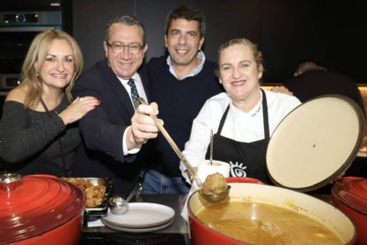 La consellera de Turismo, Nuria Montes, el presidente de la Diputación de Alicante, Toni Pérez, y el presidente de la Generalitat , Carlos Mazón, en Fitur.