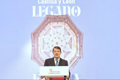 El presidente de la Junta de Castilla y León, Alfonso Fernández Mañueco, durante su intervención en el estand de la Junta de Castilla y León durante su visita a Fitur.