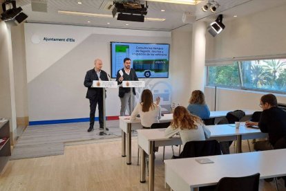 Claudio Guilabert, edil de movilidad (drcha.) y Ángel Luis Andreu (izq.) gerente de Autobuses Urbanos de Elche.