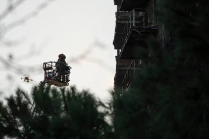 Los bomberos trabajan en el incendio