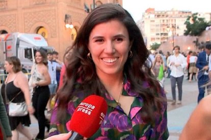 Teresa Urquijo, prometida del actual alcalde de Madrid, junto a la plaza de toros de Las Ventas.