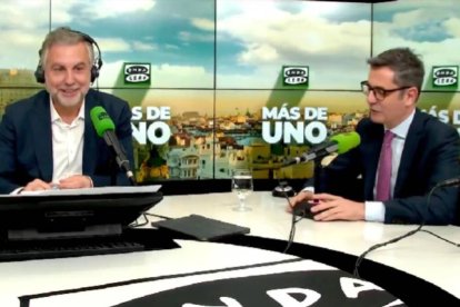 Carlos Alsina entrevista al ministro Félix Bolaños en 'Más de uno' de Onda Cero.