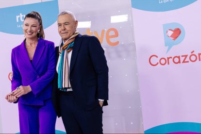 Anne Igartiburu y Jordi González durante la presentación de 'D Corazón', en TVE.