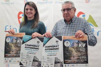 Beatriz Quintillán, edil de deportes junto al director técnico de la carrera, Romualdo Doménech durante el acto de presentación de la prueba.