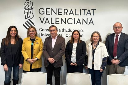 José Antonio Rovira junto a  junto a Concha Barceló, presidenta de Trenca-dis, asociación comprometida con la dislexia y otras DEA (Dificultades Específicas de Aprendizaje), la directora general de Innovación e Inclusión Educativa, Xaro Escrig, y el director general de Universidades, José Antonio Pérez.