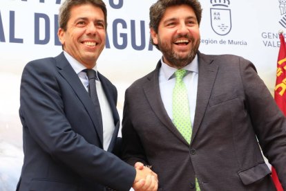 Carlos Mazón y Fernando López Miras durante la firma del manifiesto por el Pacto Nacional del Agua