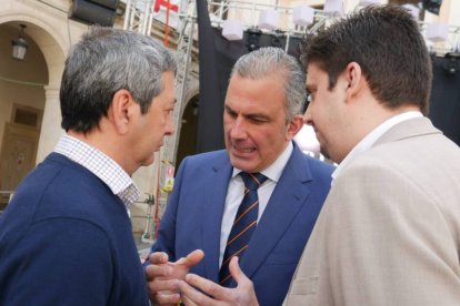 Javier Ortega Smith, Vicente Barrera y José Muñoz en Alcoy