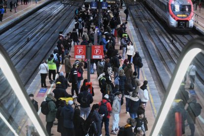 Personas esperando un tren en la estación de Atocha, el pasado mes de diciembre, en uno de los últimos cortes en Cercanías,