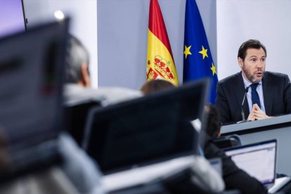 Óscar Puente, ministro de Transportes, durante una rueda de prensa posterior al Consejo de Ministros.