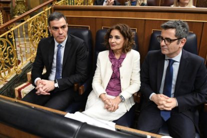 Sánchez, Montero y Bolaños en el Pleno del Congreso, en un debate sobre la ley de amnistía