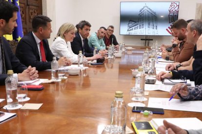 Reunión entre Carlos Mazón, president de la Generalitat, y Elisa Núñez, consellera de Interior, con los sindicatos y representantes de bomberos forestales en la Comunitat.