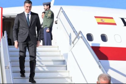 Pedro Sánchez baja del Falcon