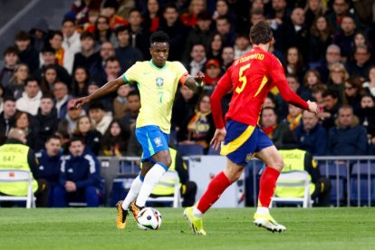 Vinicius, frente a Le Normand, en un ataque de la selección de Brasil.