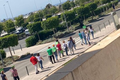 Personas rodeando el Hospital del Vinalopó