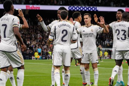 Los jugadores del Real Madrid celebran un gol.