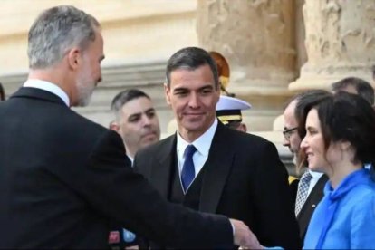 El rey Felipe VI, el presidente del Gobierno, Pedro Sánchez, y la presidenta de la Comunidad de Madrid, Isabel Díaz Ayuso.